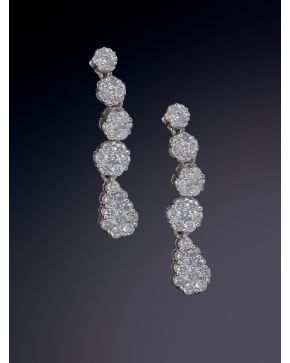 11-ELEGANTES PENDIENTES LARGOS CUAJADOS DE BRILLANTES. Montura en oro blanco de 18k. 