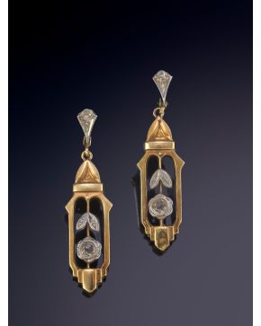 13-BELLOS PENDIENTES LARGOS ANTIGUOS CALADOS CON DISEÑO FLORAL con montura en oro blanco y amarillo de 18K.