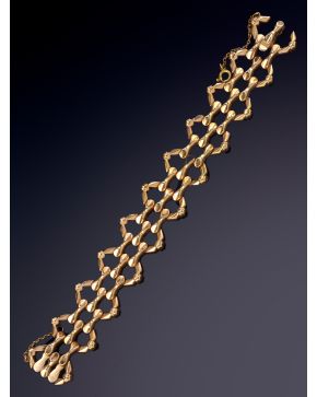 26-Brazalete, años 40. Diseño geométrico en oro rosa de 18K con piezas sueltas.
