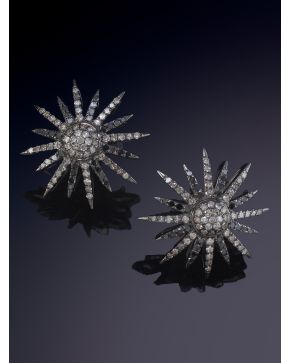 29-ELEGANTES PENDIENTES ESTRELLADOS CUAJADOS EN BRILLANTES NEGROS Y BLANCOS. Montura en plata y oro de 18k. 