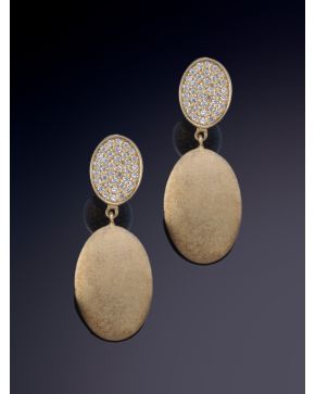 37-BELLOS PENDIENTES DE BRILLANTES EN PLATA Y BAÑO DE ORO MATE DE 18K.