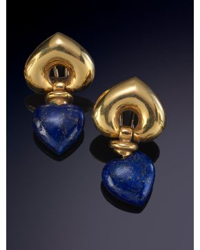 54-PENDIENTES DE ORO AMARILLO DE 18K CON CORAZÓN DE LAPISLÁZULI. 