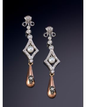 7-ELEGANTES PENDIENTES LARGOS DECORADOS POR BRILLANTES Y PERLITAS sobre una montura en oro blanco de 14K y rosa de 9K.