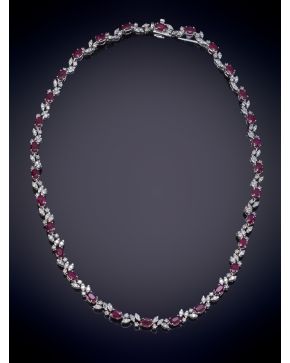 752-FINA GARGANTILLA DE RUBÍES Y BRILLANTES DE GRAN CALIDAD. Clásico diseño de rubíes, talla oval de intenso color unido