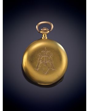 869-RELOJ DE BOLSILLO SABONETA DE DAMA. CAJA EN ORO AMARILLO MATE DE 18K con iniciales grabadas. En su estuche. 