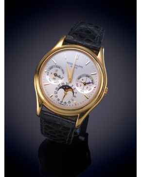 896-PATEK PHILIPPE" REF 3940J. RELOJ DE PULSERA CALENDARIO PERPETUO CON FASE LUNAR. CAJA EN ORO AMARILLO DE 18K, MOVIMIE