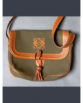 923-LOEWE" bolso vintage de la colección "Arboles de España" en verde y remates y asa larga en cuero marrón. "