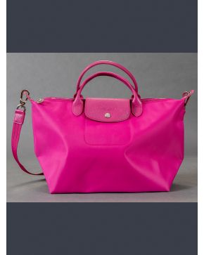 926-LONGCHAMP Bolso de mano en lona en color fuxia.