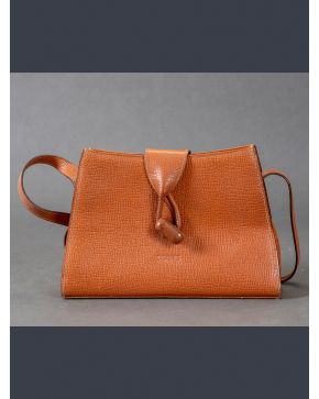 927-LOEWE Bolso en piel marrón con asa larga.