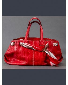 930-CAROLINA HERRERA Bolso en piel roja con asa corta.