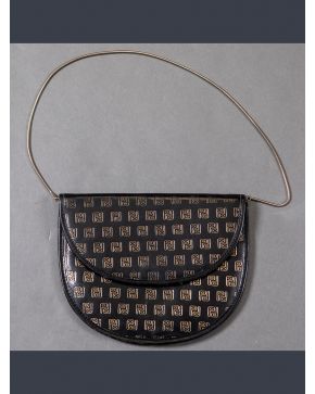 932-PERTEGAZ" BOLSO BANDOLERA EN PIEL NEGRA."