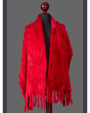978-BUFANDA LARGA EN VISÓN TEÑIDO DE ROJO. Diseño trenzado con flecos. 