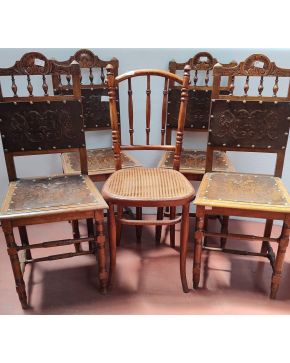 2071-Lote de cinco sillas compuesto por cuatro sillas alfonsinas y una francesa estampillada Depose" en madera patinada finales del S. XIX. Leve falta