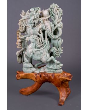 354-Gran escultura oriental en jade celadón. Probablemente China, s. XIX. Representando dragón con perla en la boca entre nubes y Chollima o Qianlima,