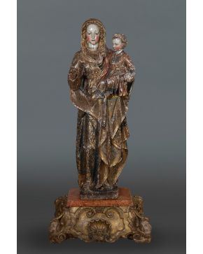 988-ESCUELA CASTELLANA, C. 1600. Virgen con Niño" Escultura en madera tallada, estofada y policromada. Sobre peana en madera tallada y dorada con quer