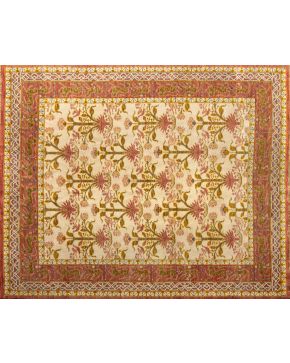 975-Alfombra española en lana con decoración vegetal y motivos zoomórficos sobre campo beige y cenefa rosa.  Medidas: 300x255 cm.