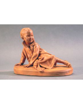 2003-VENANCIO VALLMITJANA BARBANY (Barcelona, 1826 - 1919) Niño tumbado" c. 1975 Escultura en terracota. Firmada   Se adjunta urna de cristal. Medidas