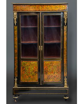 424-Biblioteca auxiliar de doble puerta acristalada Napoleón III en madera ebonizada con marquetería de parte y contraparte en carey y latón dorado, y