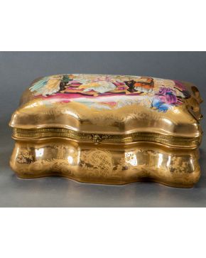 1143-Gran caja en porcelana asiática esmaltada, dorada y vidriada, s. XX, con escena cortasa en cuerpo. Presenta faltas (bisagra suelta). Marcas en la