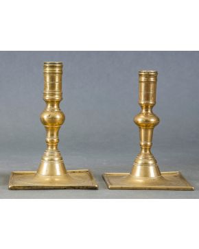 972-Pareja de candeleros españoles en bronce dorado, pp. s. XVIII.  Altura: 18 cm. 