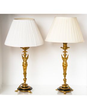 1023-Pareja de lámparas de sobremesa en bronce dorado con fuste de ninfa alada.  Altura: 37 cm. 