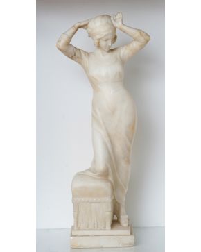 1016-Escultura modernista en mármol blanco de dama sujetándose el sombrero con restauraciones. Altura: 57 cm.  
