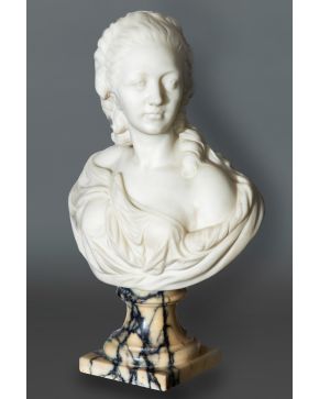 1021-GUGLIELMO PUGI (c.1850 - 1915) Retrato de dama dieciochesca" Busto en mármol blanco sobre peana en mármol veteado. Firmado.  Altura (con peana): 