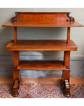 388-"Dumb-waiter" c. 1830 Mueble aparador inglés Jorge IV en madera de caoba, ajustable, sobre dos soportes. Tres alturas. Medidas extendido: 128x48x1