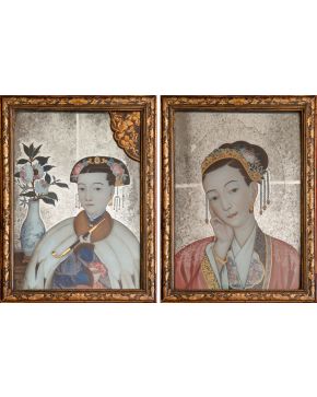 387-ESCUELA CHINA, MEDIADOS S. XVIII  "Pareja de damas cortesanas" Pintura bajo vidrio Lote de dos retratos de dama, una con elaborado tocado de dragó