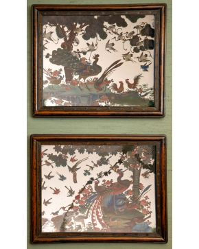350-ESCUELA CHINA, PRIMERA MITAD S. XIX. Lote de dos pinturas bajo vidrio para la exportación de aves exóticas en paisaje con peonías y flores. Presen