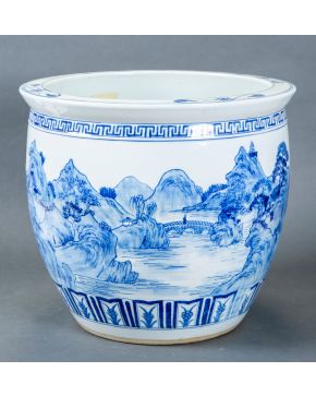 381-Gran pecera china en porcelana azul y blanca con decoración esmaltada y vidriada de paisajes. Medidas: 48x55 cm