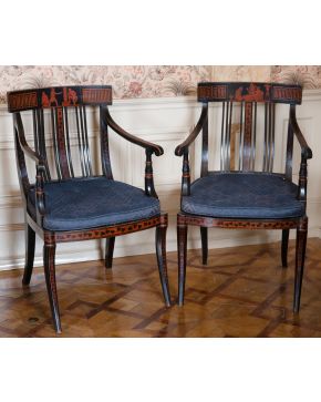 369-Elegante pareja de butacas Regencia, c. 1820 en madera pintada y ebonizada con decoración de escenas grecolatinas y geométricas en tono rojizo. Br