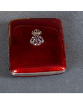 603-Exquisita cajita-tarjetero con tapas en esmalte guilloché, c. 1900. Iniciales coronadas. Medidas: 9x6 cm.