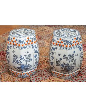 390-Pareja de taburetes de jardín en porcelana china azul y blanca, s. XX, con decoración floral. Sobre base hexagonal. Altura: 50 cm.