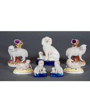 359-Variado lote de dos grupos de animales en porcelana centroeuropea y loza de Staffordshire, s. XIX y XX, sobre peanas esmaltadas.  Medidas mayor: 2