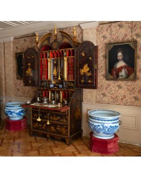 392-"Bureau cabinet" estilo Reina Ana, periodo Jorge I, c. 1730 y posterior, en madera lacada negra y dorada japanning", con decoración de "chinoserie