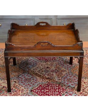 370-Serving tray table" o mesa bandeja Chippendale, s. XIX, en madera de roble con estampillado al reverso: "FWL". Medidas: 55 x 53 x 70 cm"