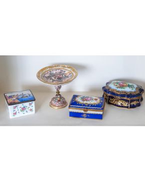 1030-Lote de cuatro piezas en porcelana y esmalte de exquisita factura. Pequeño frutero de Capodimonte con marcas, s. XIX, caja en plata con esmalte v