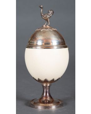 368-Huevo de avestruz con montura de plata inglesa punzonada, con marcas de Phipps & Robinson, 1810, Jorge III. Alguna craqueladura.  Medidas: 28 x 11