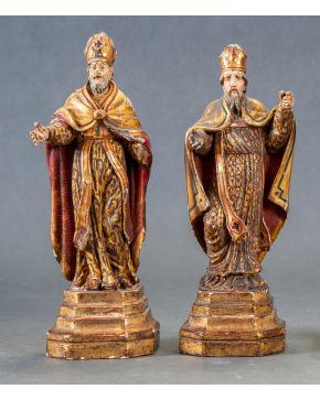 971-ESCUELA ESPAÑOLA, S. XVIII "Pareja de obispos" Escultura en madera tallada, dorada y policromada sobre peana. Presentan faltas.  Altura: 27 cm. "