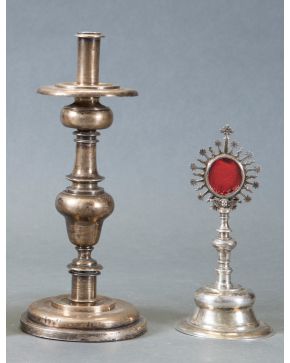 981-Lote en plata compuesto por: relicario, s. XVIII, con marcas, Zaragoza, c. 1740, y candelero con marcas y fuste globular, s. XVI.  Altura relicari