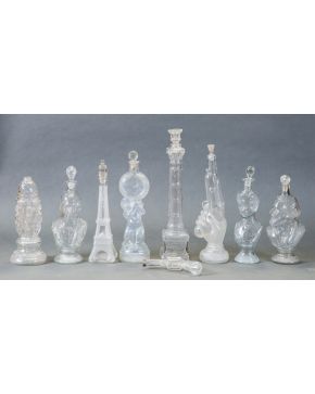 1011-Colección de ocho botellas francesas y españolas en vidrio transparente y esmerilado, algunas, posiblemente, de François-Théodore Legras (1839 - 