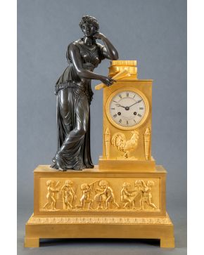 395-Gran reloj de sobremesa en bronce dorado y pavonado, Carlos X, Francia, C. 1830.  Sobre base rectangular y decoración relevada de putti en actitud