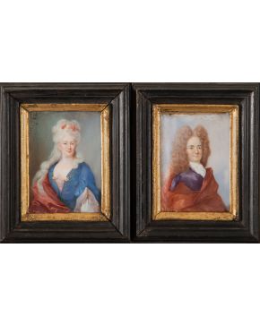 394-ESCUELA FRANCESA Primera mitad del S.XVIII Pareja de retratos de nobles franceses" Témpera sobre marfil Medidas: 12 x 8 cm. Las pinturas siguen lo