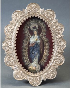 979-Talla policromada de la Inmaculada Concepción, S. XIX, con un marco oval en plata cincelada sobre fondo en terciopelo rojo.  Medidas: 43 x 52 cm. 