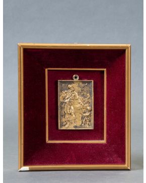 980-Placa devocional s. XVII en bronce dorado representando a san José en el taller. Medidas: 11 x 7 cm.