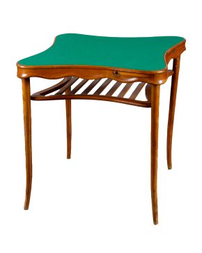 66-SIGUIENDO MODELOS DE PAOLO BUFFA (Italia 1903-1970) Mesa de juego estilo , circa 1940, Italia En madera y tapizado verde Medidas: 74 × 74 × 78 cm. 