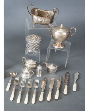 1001-Lote en plata y plateado, s. XIX, compuesto por: 1 salerito, 1 bote de tocador con tapa repujada de flores, 3 especieros, 2 centros de mesa, 4 te