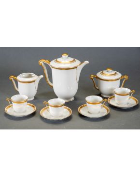 396-RAYNAUD & CO-LIMOGES Juego de café en porcelana blanca con elegantes filos dorados de espiga. Se compone de: 13 tazas, 14 platos, cafetera, lecher