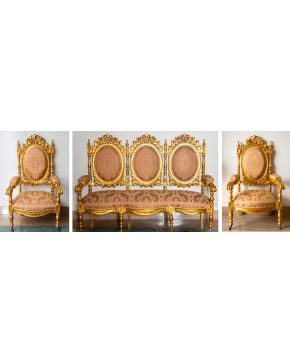 1018-Tresillo alfonsino en madera tallada y dorada con respaldos ovales y decoración floral en copete y cintura. Tapicería de damasco rosa. Medidas ca